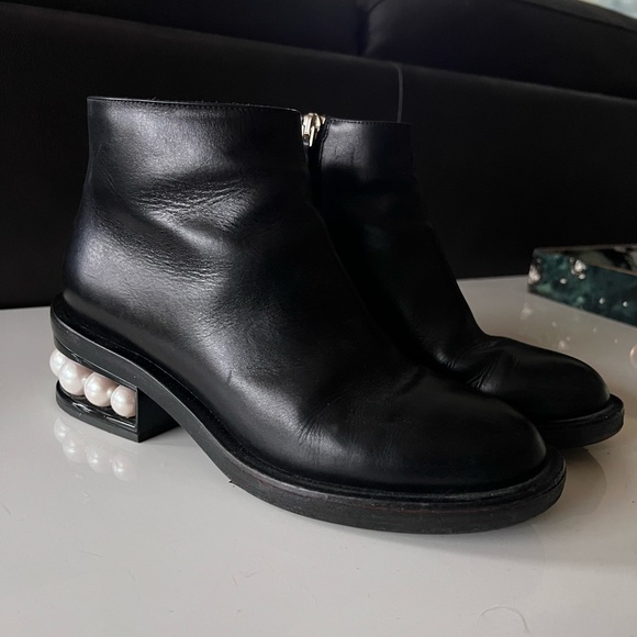 NICHOLAS KIRKWOOD BLACK
LEATHER 'CASATI' PEARL ANKLE
BOOTS SIZE 37 - Picture 5 of 11